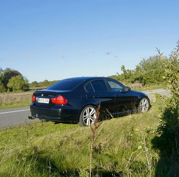 BMW 320D 2010 photo 2