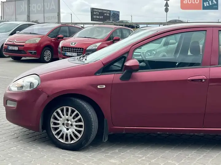 Fiat Grande Punto 2012 photo 3