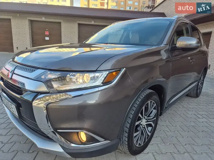 Mitsubishi Outlander 2018 photo 2