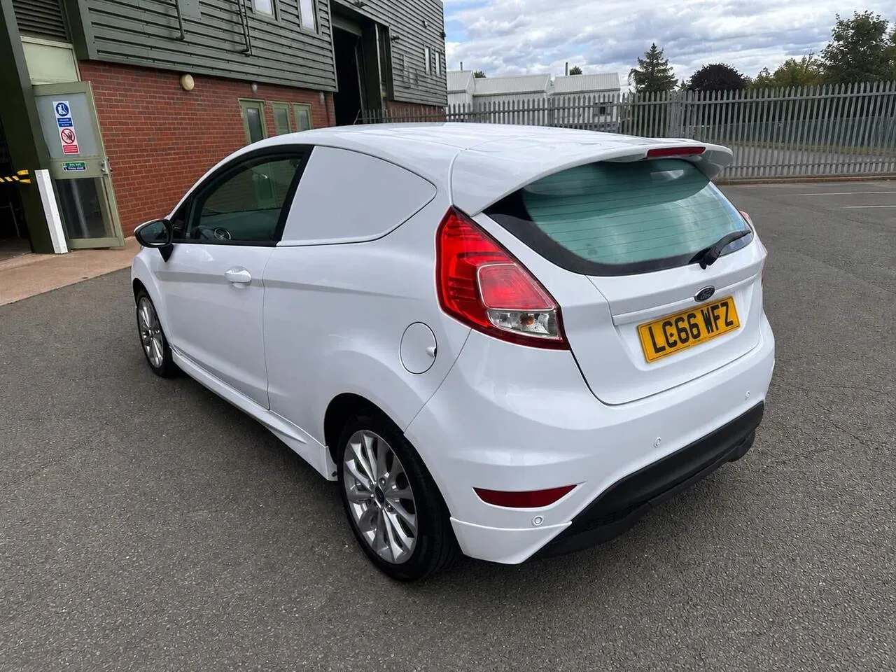 Ford Fiesta Van 2016 photo 3