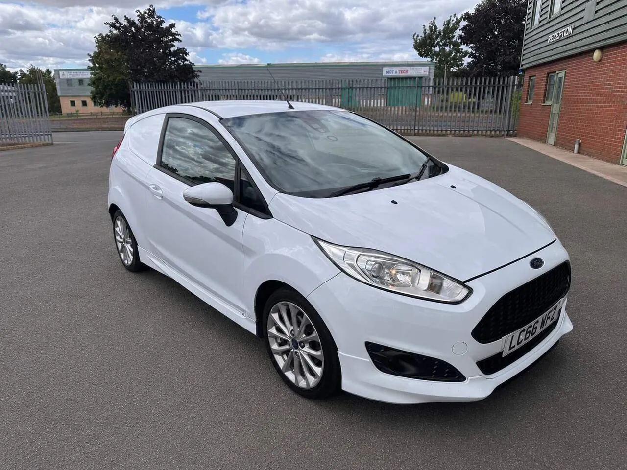 Ford Fiesta Van 2016 photo 2