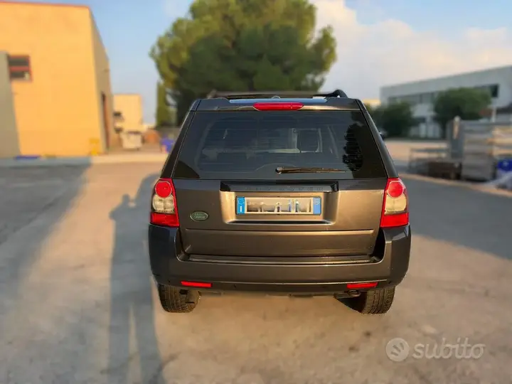 Land Rover Freelander 2010 photo 4