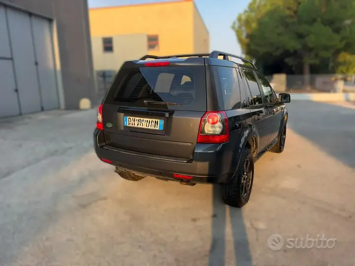 Land Rover Freelander 2010 photo 3