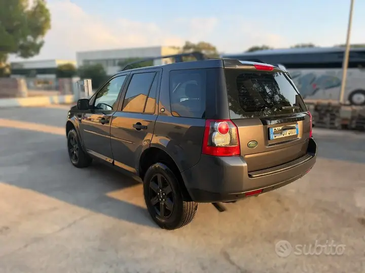 Land Rover Freelander 2010 photo 5