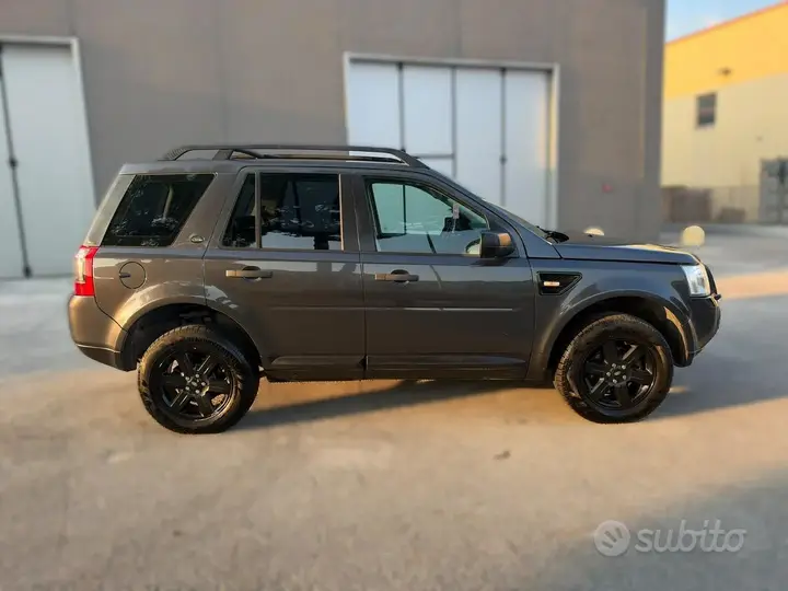 Land Rover Freelander 2010 photo 2