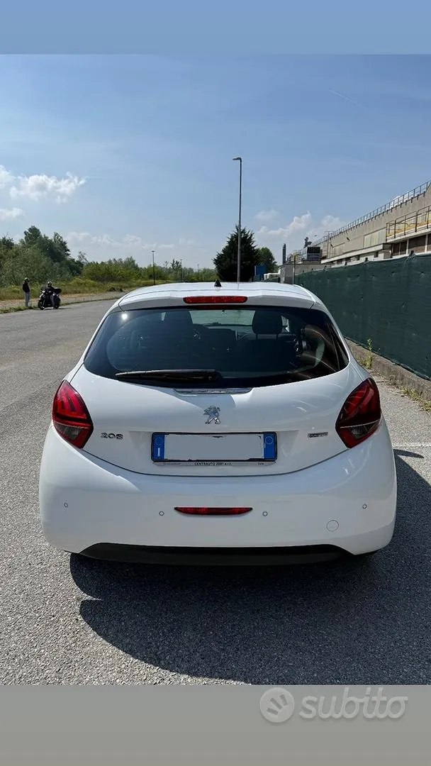 Peugeot 208 2017 photo 3
