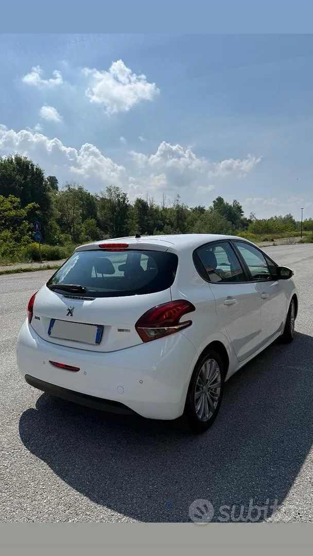 Peugeot 208 2017 photo 2