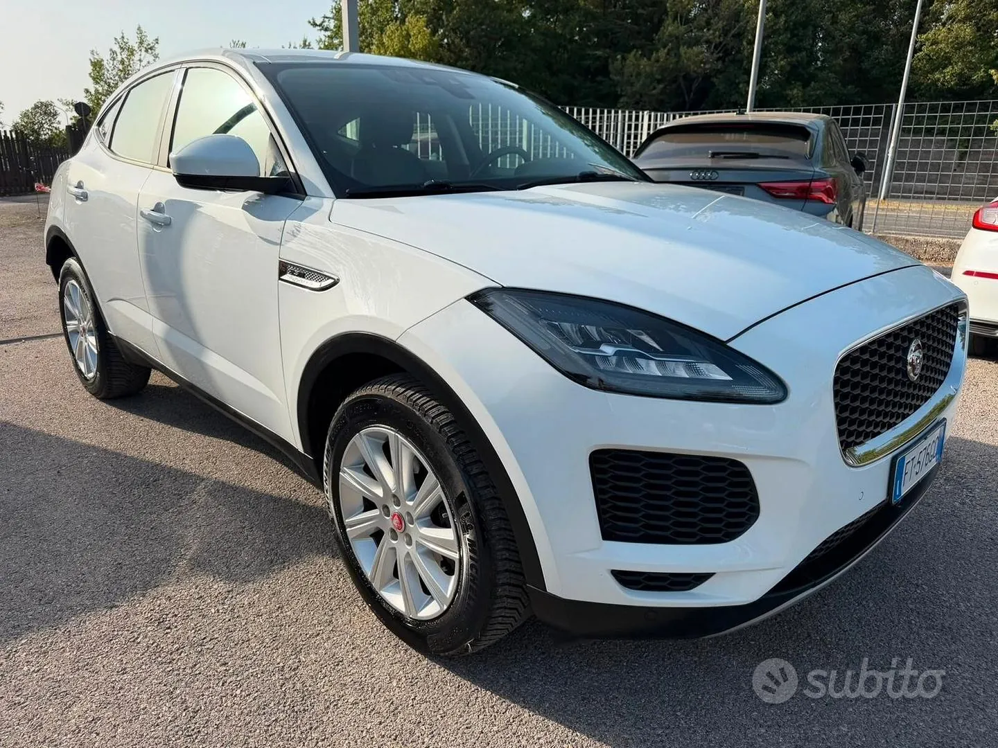 Jaguar E-Pace 2018 photo 4