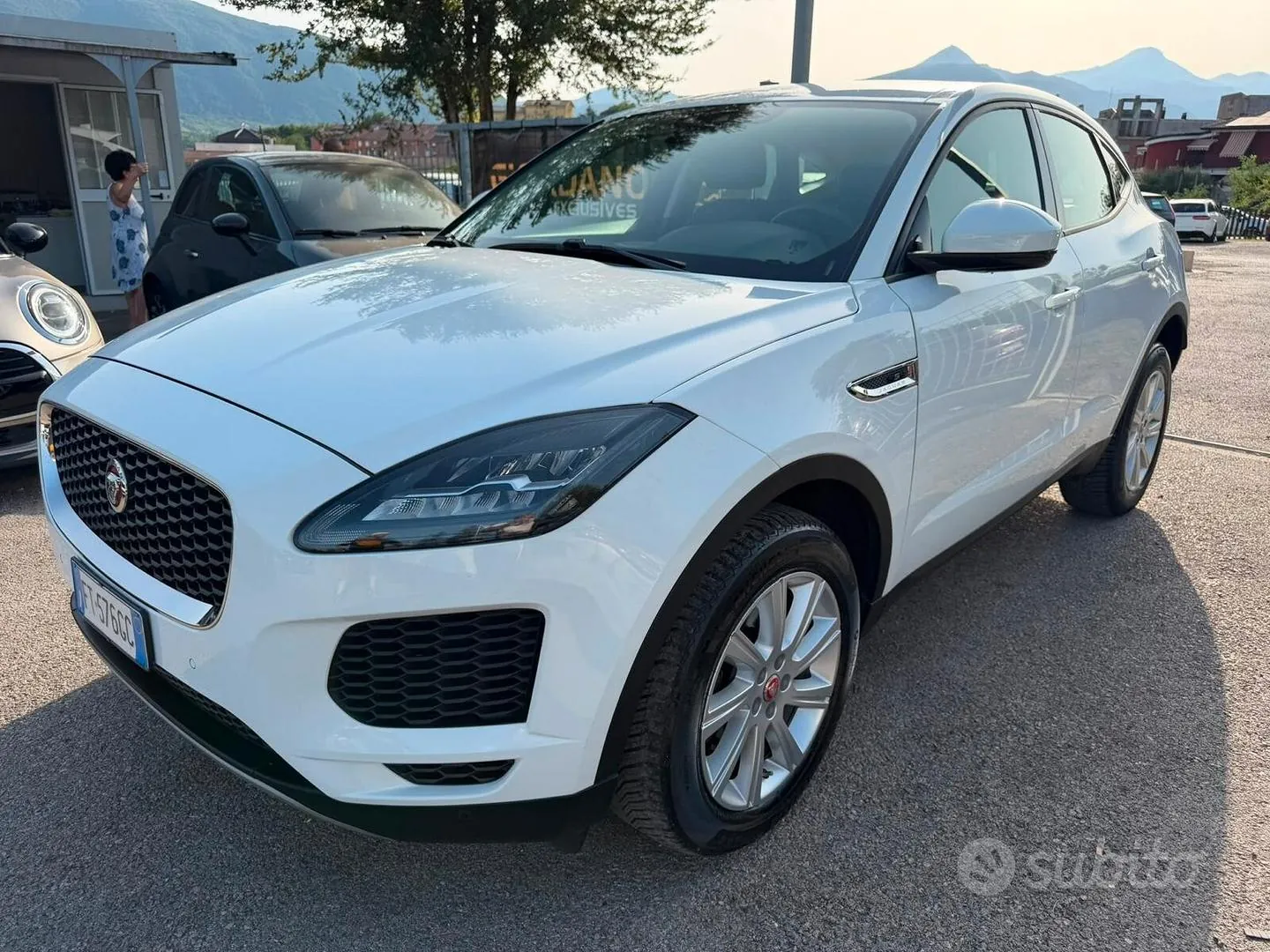 Jaguar E-Pace 2018 photo 2