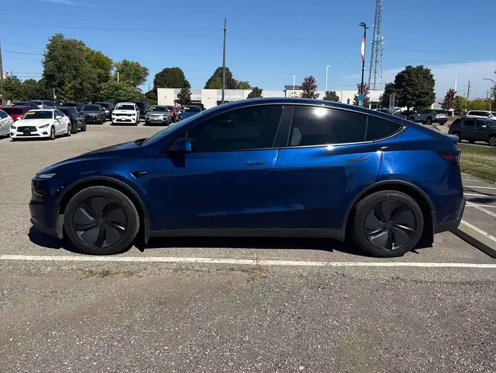 Tesla Model Y 2026 photo 2
