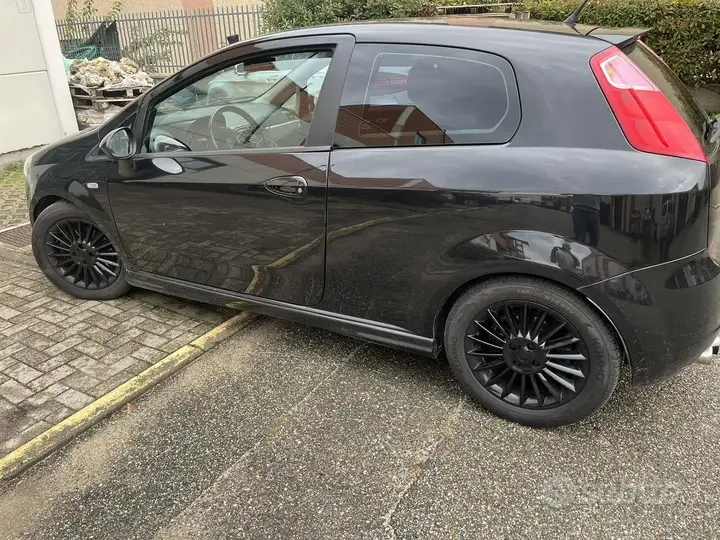 Fiat Grande Punto 2009 photo 2