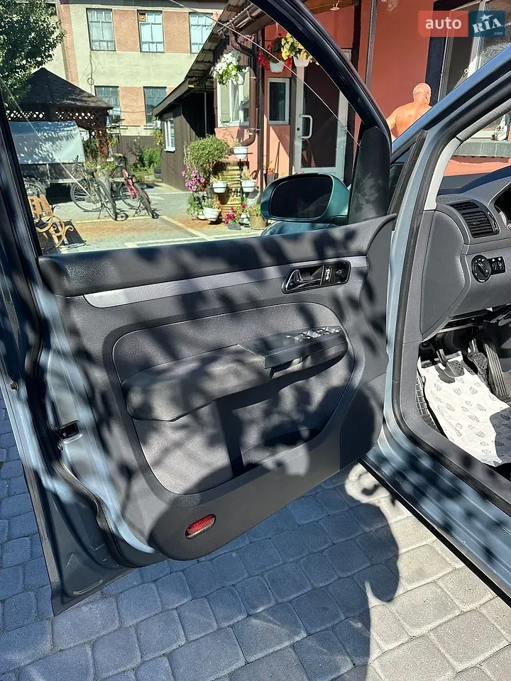 Volkswagen Touran 2003 photo 4