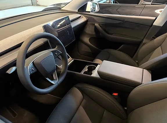Tesla Model Y 2025 photo 4