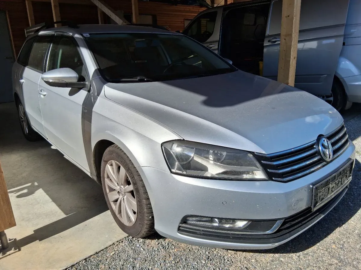 Volkswagen Passat 2011 photo 2