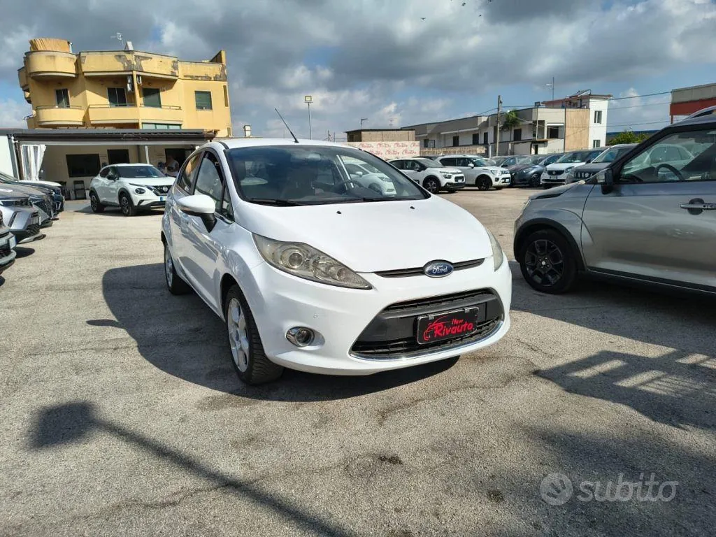 Ford Fiesta 2011 photo 2