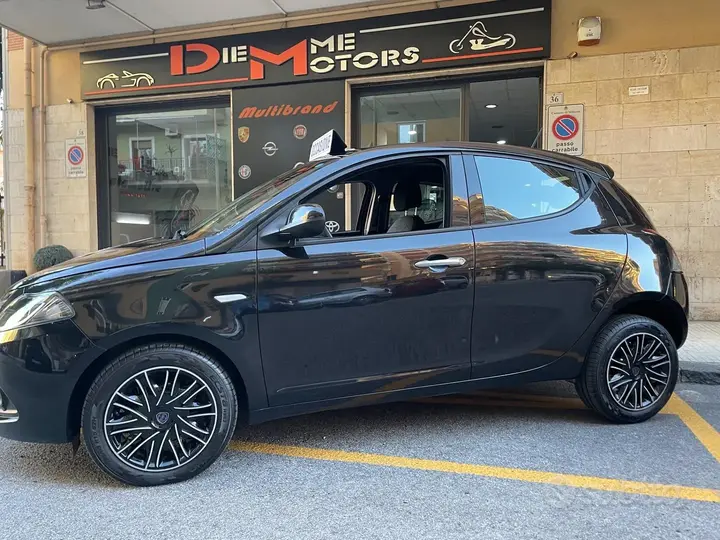 Lancia Ypsilon 2022 photo 2