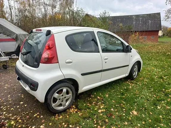 Peugeot 107 2010 photo 2