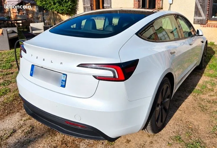 Tesla Model 3 2023 photo 2