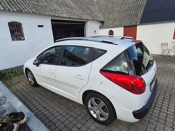 Peugeot 207 2011 photo 3