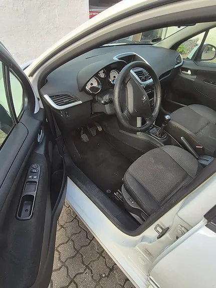 Peugeot 207 2011 photo 5