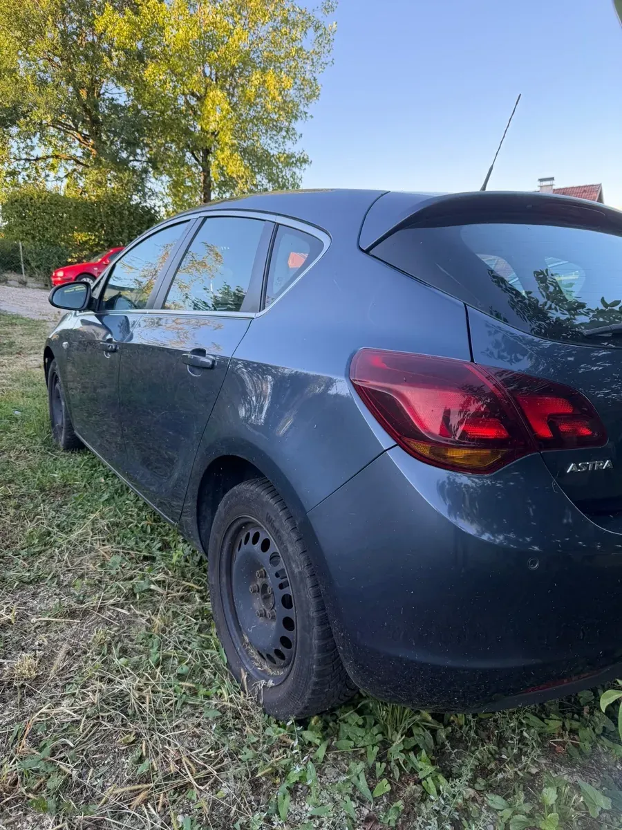 Opel Astra 2010 photo 3