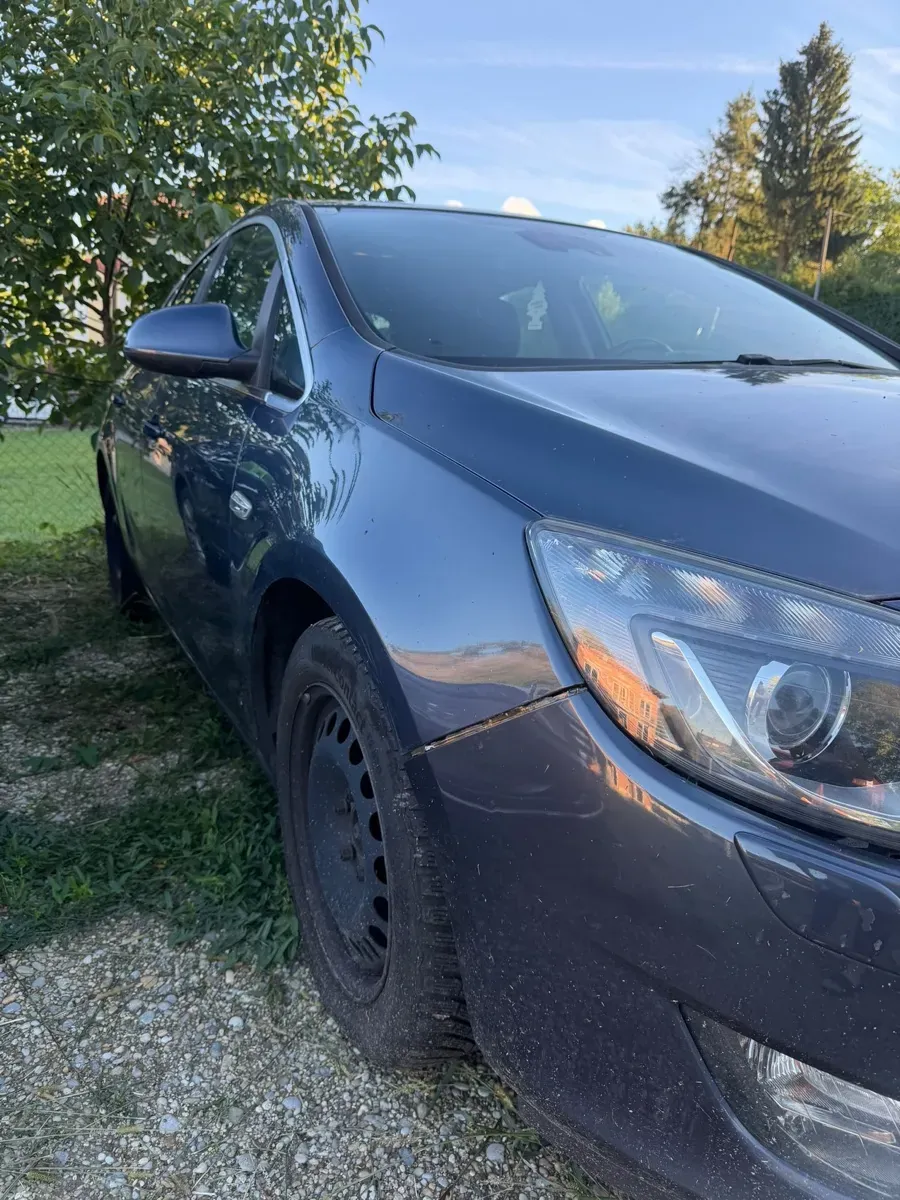 Opel Astra 2010 photo 2