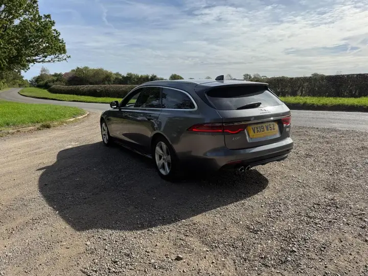 Jaguar Xf 2019 photo 3