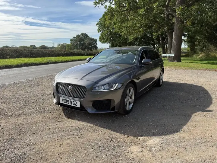Jaguar Xf 2019 photo 2