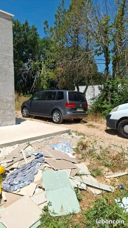 Volkswagen Touran 2011 photo 2