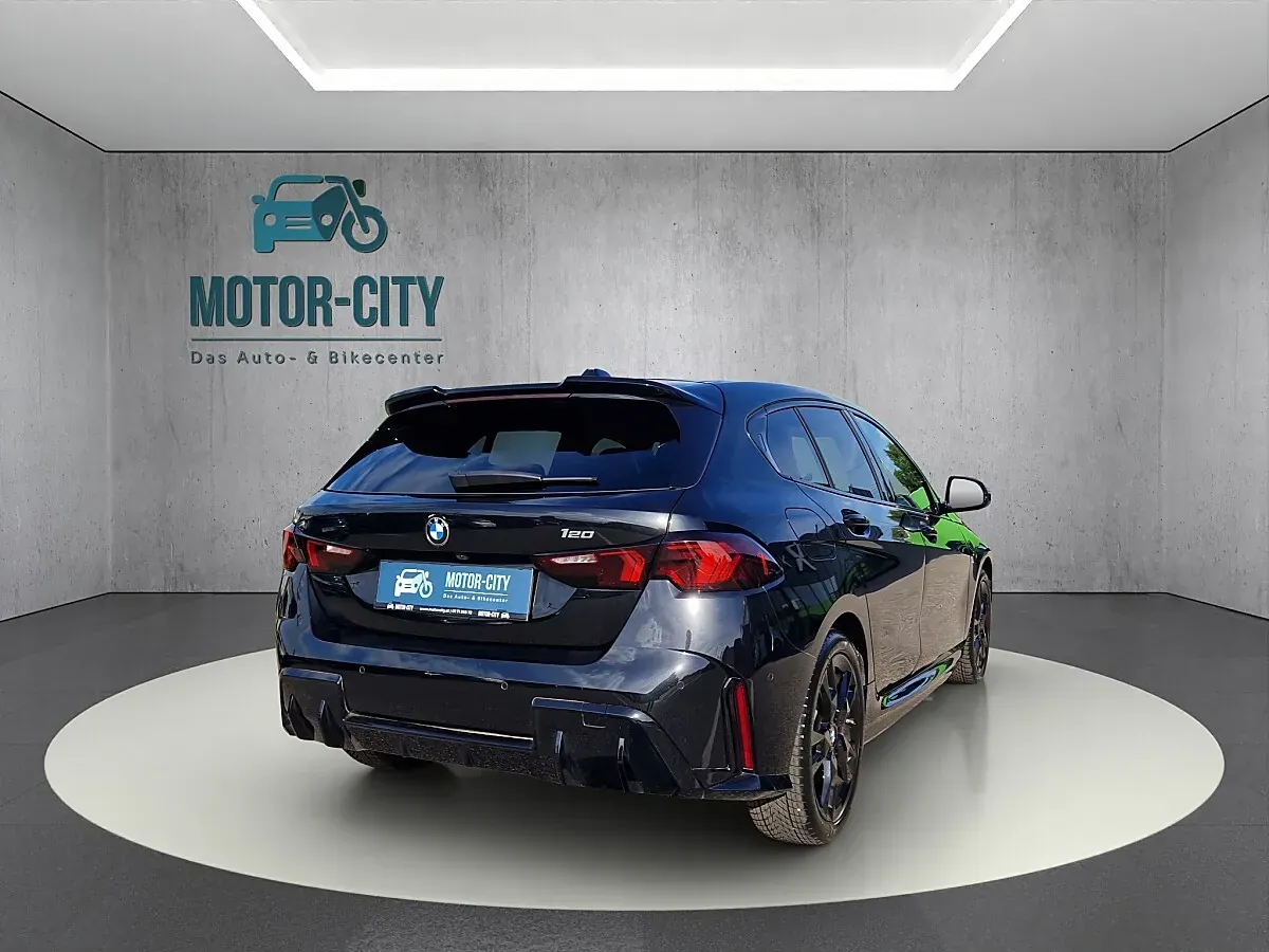 BMW 1 Series 2025 photo 3