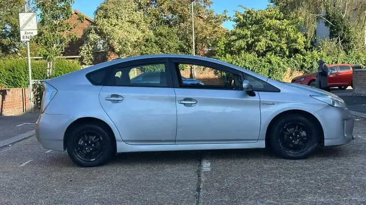 Toyota Prius 2022 photo 2