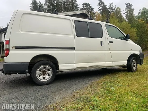 Toyota Hiace 2011 photo 3