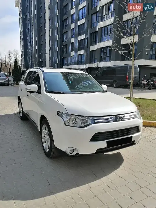 Mitsubishi Outlander 2013 photo 2