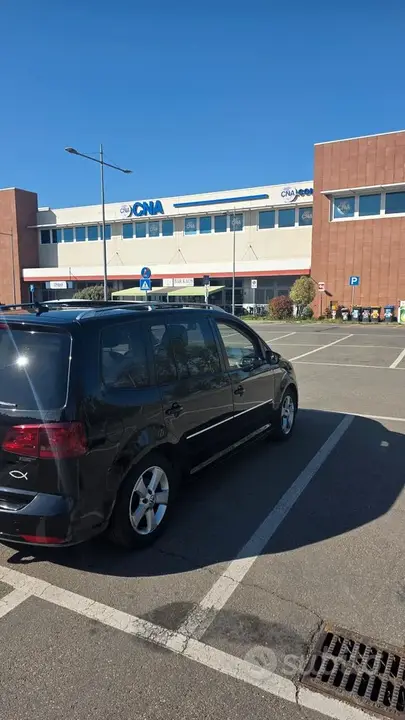Volkswagen Touran 2011 photo 4