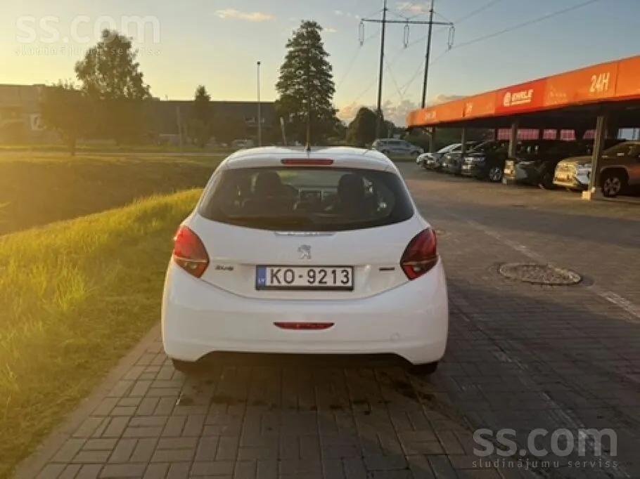 Peugeot 208 2017 photo 3