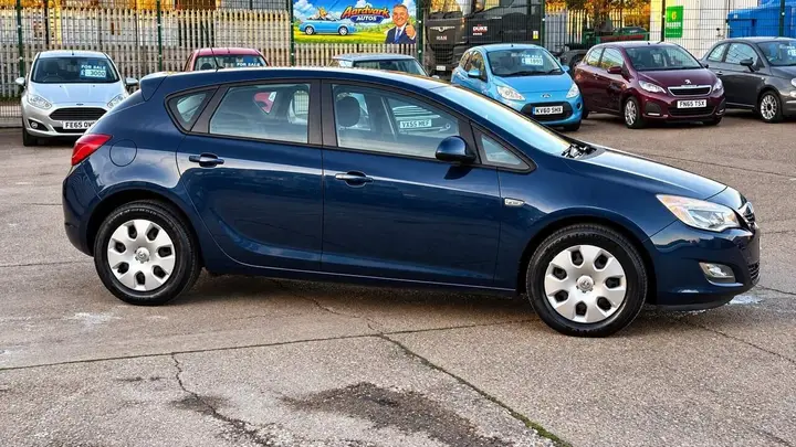 Vauxhall Astra 2011 photo 5