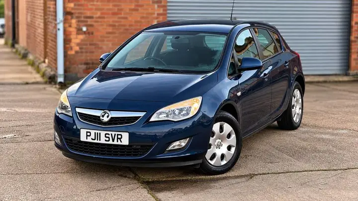 Vauxhall Astra 2011 photo 2