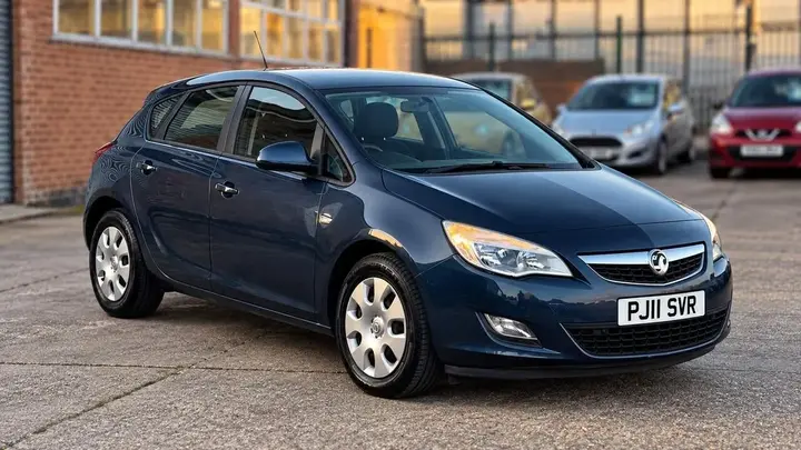 Vauxhall Astra 2011 photo 4