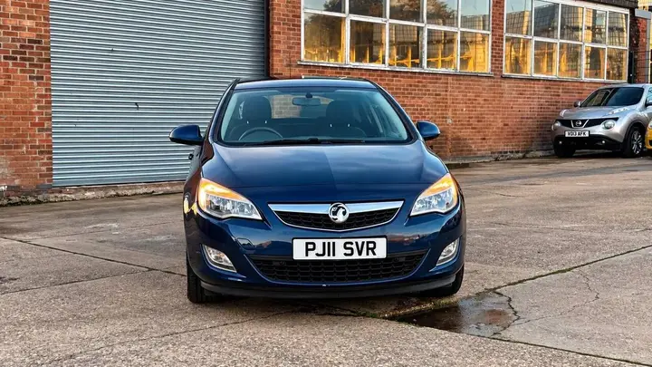Vauxhall Astra 2011 photo 3