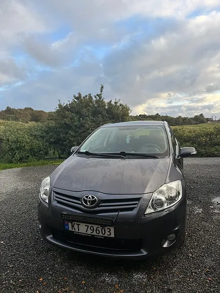 Toyota Auris 2010 photo 2