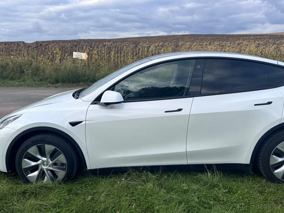 Tesla Model Y 2023 photo 2