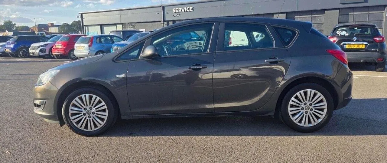 Vauxhall Astra 2013 photo 3