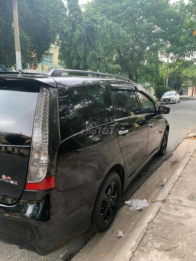 Mitsubishi Grandis 2005 photo 3