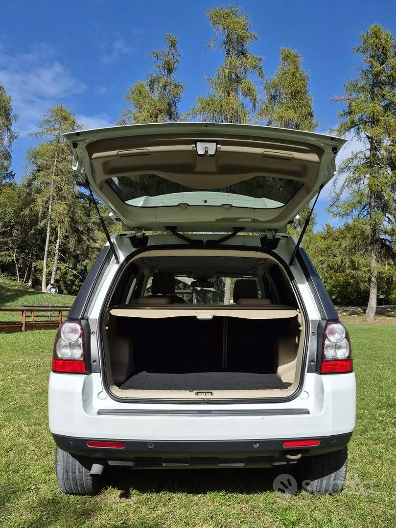 Land Rover Freelander 2011 photo 3