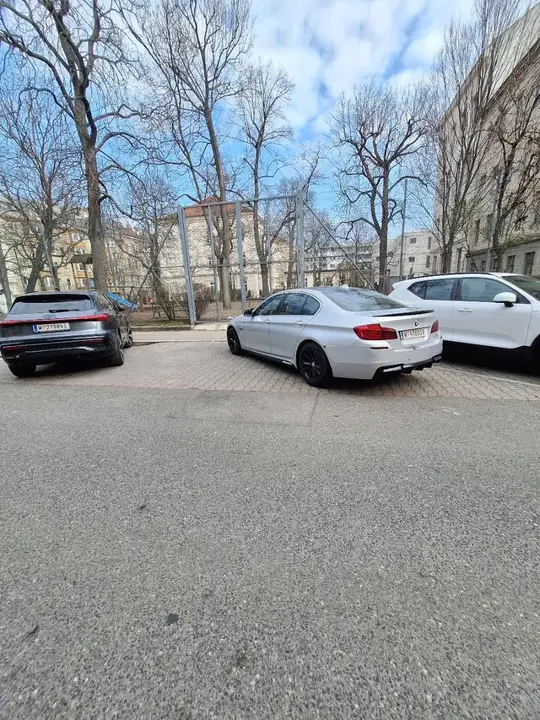 BMW 5 Series 2010 photo 2