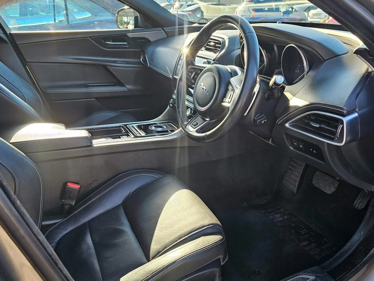 Jaguar Xe 2018 photo 3