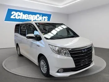 Toyota Noah 2014 photo 4