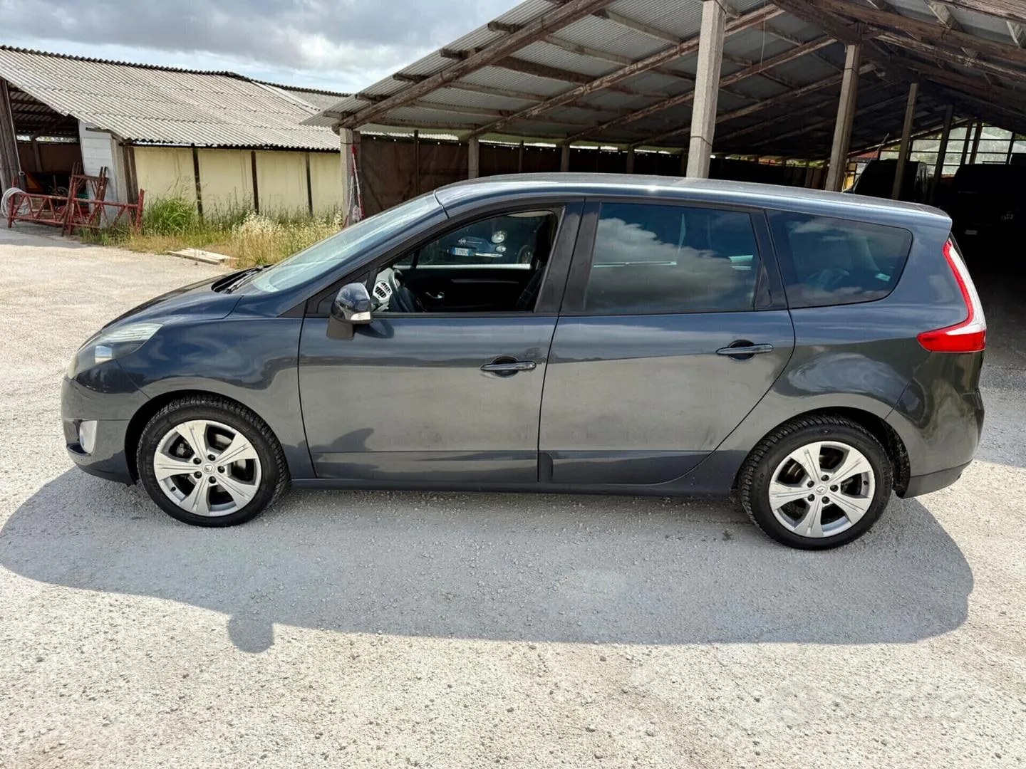 Renault Scenic 2011 photo 4