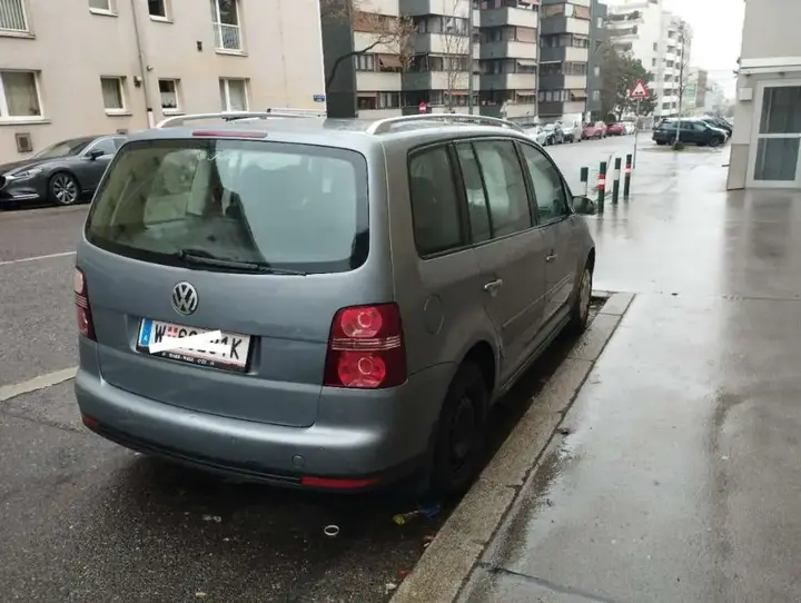 Volkswagen Touran 2007 photo 2