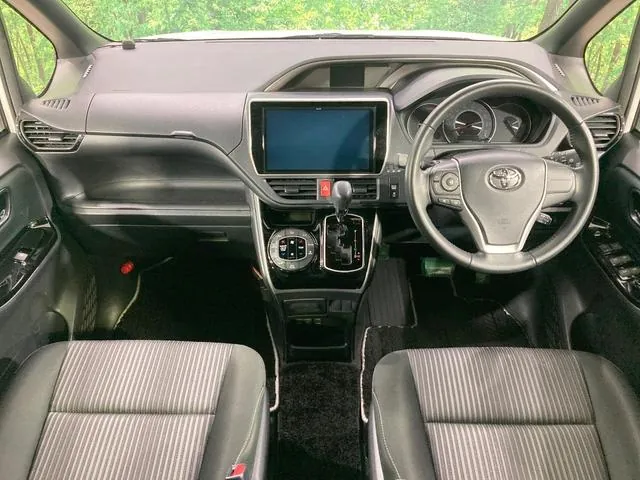 Toyota Voxy 2020 photo 2